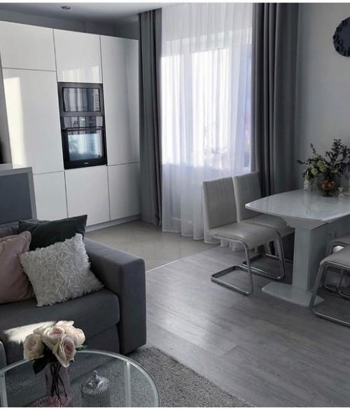 Квартира небольшая, но за счет объединения кухни и гостиной, получилось выкроить дополнительное пространство. 01