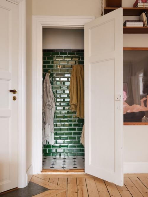 Ярко-розовые окна, красивые обои с колокольчиками в прихожей, зелёная ванная комната, диван в горошек, подсолнухи и арбузы. 09