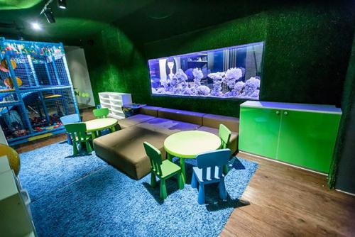 Про поиск кафе с детской комнатой. 01