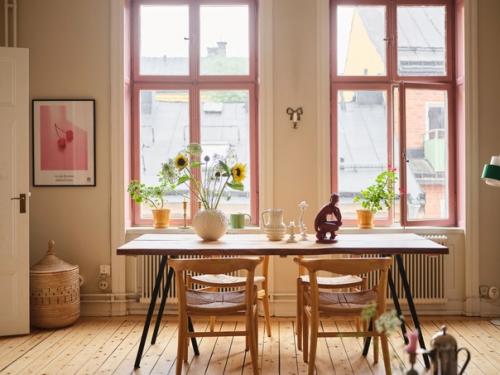 Ярко-розовые окна, красивые обои с колокольчиками в прихожей, зелёная ванная комната, диван в горошек, подсолнухи и арбузы. 08