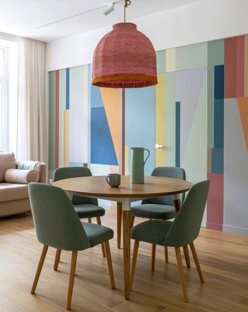 В интерьере много цвета, но базу дизайнер Екатерина савкина подбирала в светлых тонах. 01