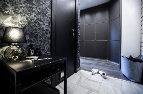 Небольшая квартира - студия с лаконичным интерьером в монохромной гамме. 07