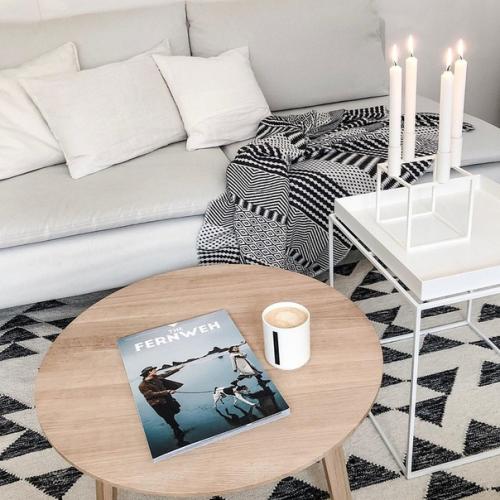 Белые стены, деревянная мебель и декор, растения и уютный текстиль - классика скандинавского стиля в интерьере. 04