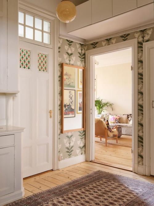 Ярко-розовые окна, красивые обои с колокольчиками в прихожей, зелёная ванная комната, диван в горошек, подсолнухи и арбузы. 06