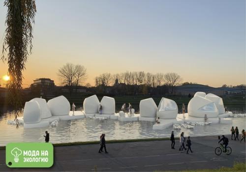 Коворкинг на воде из переработанных материалов.

