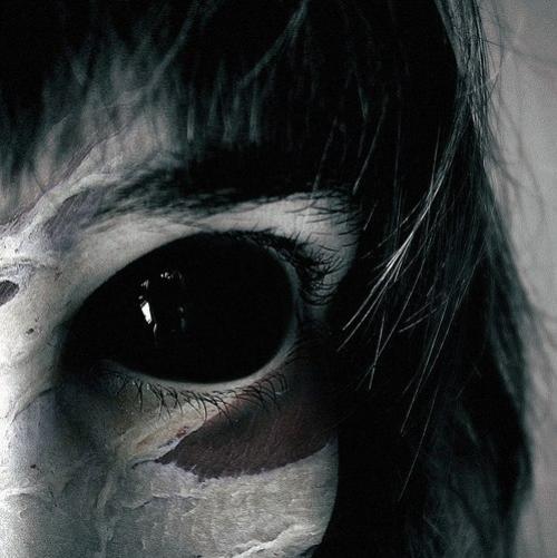 Смертельно красивая.

Вчера мой отец случайно старого приятеля встретил.  