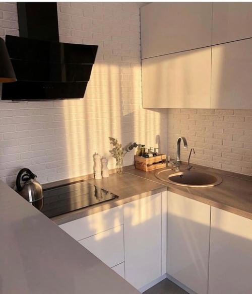 Квартира небольшая, но за счет объединения кухни и гостиной, получилось выкроить дополнительное пространство. 02