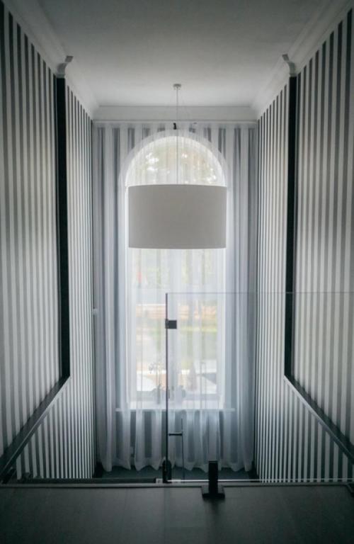 Современный дом с полосатой гостиной в Иркутске. 02