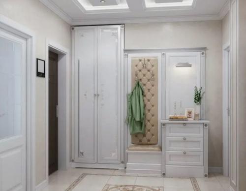 Светлый, торжественный, с вкраплением золота, интерьер кухни в стиле неоклассика. 05