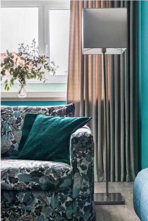 Двухкомнатная квартира со множеством деталей синего цвета и природными мотивами. 02