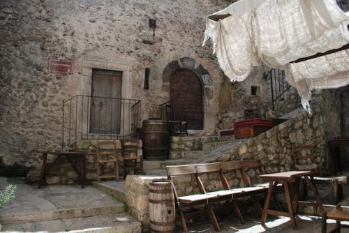 Среди гор абруццо находится поселок, имеющий название Santo Stefano di Sessanio, при этом высота его над уровнем моря равняется 1250 метров. 06