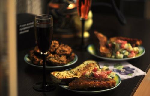 Балкон - самое обжитое место в иркиной квартире, после кухни, разумеется. 01