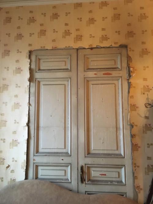 Более 80 лет скрывавшиеся за фанерой оригинальные двери в 14-й квартире нашего дома. 01