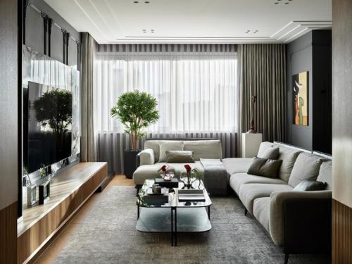 Хозяева этой квартиры - семейная пара средних лет. 03