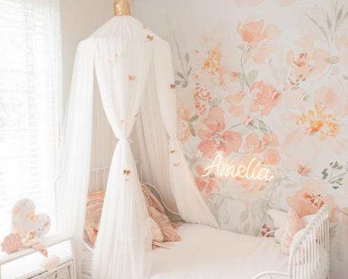 Нежная розовая спальня трехлетней девочки амелии, обновленная с помощью розовых обоев с цветочным принтом и неонового света. 03