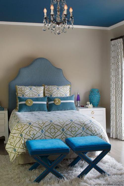 Потолок чаще всего оставляют белым и гладким, но ведь это не единственный вариант оформления. 08