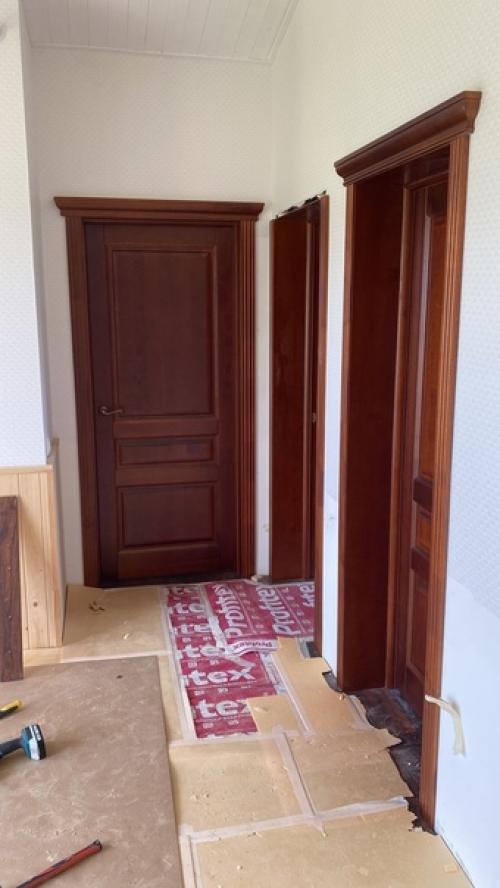 Межкомнатные деревянные двери из массива ольхи бенатти от производителя Форест в интерьере современного дома. 05