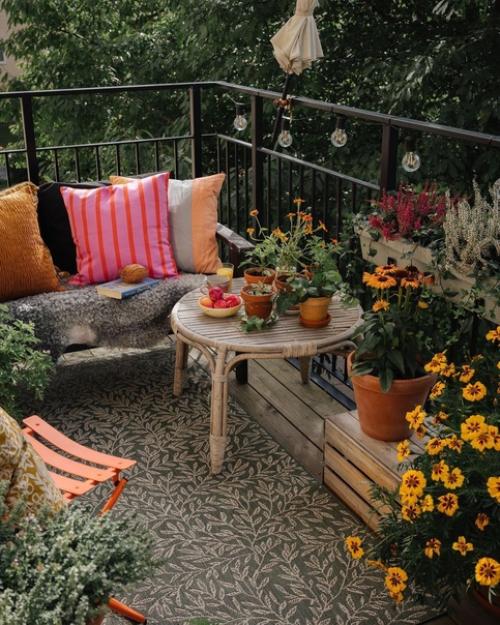 Добро пожаловать в скандинавскую квартиру с просторным балконом и с максимально простой основой и яркими акцентами. 05