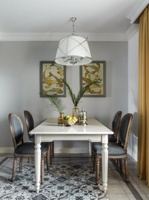 В этой квартире, которая расположена в зеленом московском районе, живет супружеская пара с тремя детьми. 03