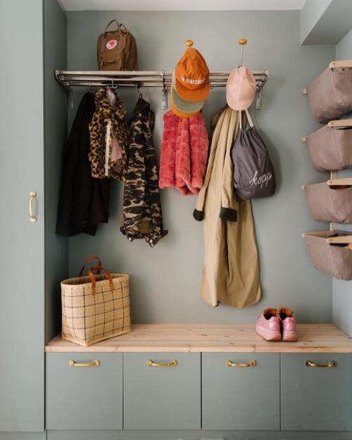 Добро пожаловать в скандинавскую квартиру с просторным балконом и с максимально простой основой и яркими акцентами. 03