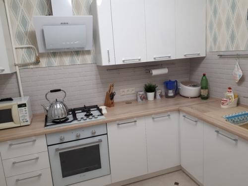 Купили квартиру, сделали ремонт, скромно, но пока что так по деньгам хватило. 01