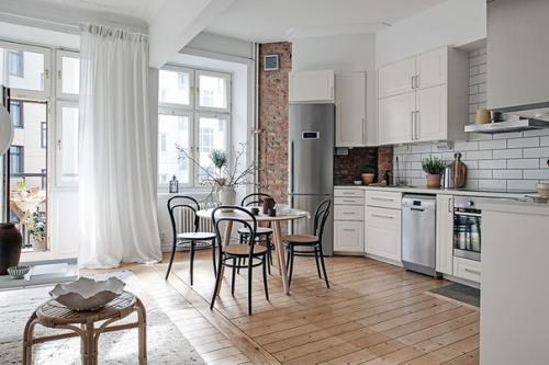 Небольшая скандинавская квартира с кирпичной стеной (53 кв. 02