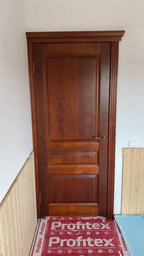 Межкомнатные деревянные двери из массива ольхи бенатти от производителя Форест в интерьере современного дома. 01