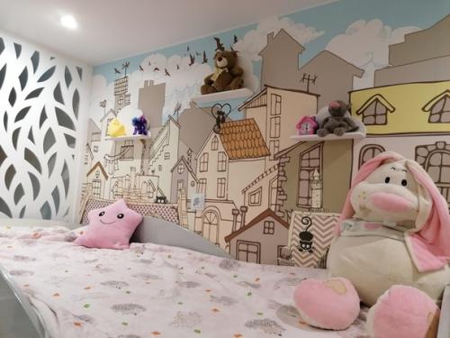 Комнату зонировали на детскую и спальную зону. 02