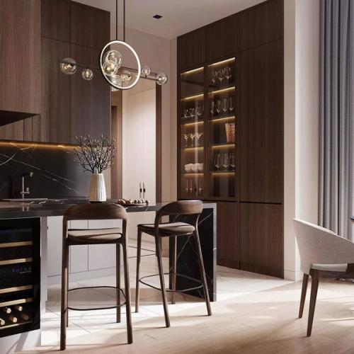 Чтобы создавалось ощущение широты и простора, помещение этой кухни - гостиной освободили от внутренних перегородок. 05