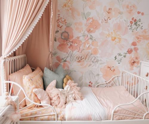 Нежная розовая спальня трехлетней девочки амелии, обновленная с помощью розовых обоев с цветочным принтом и неонового света. 04