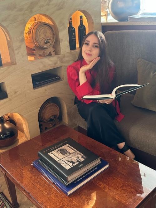 Легендарный ресторан Арарат - это ресторан армянской кухни, находящийся на первом этаже отеля Арарат парк хаятт Москва. 04