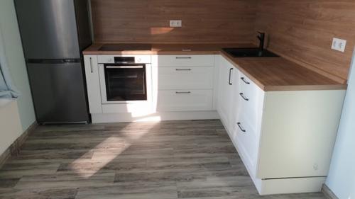 Как вам кухня) будем делать подоконник - столешницу для обеденного стола, посоветуйте цвет дерева) ну или другие варианты оформления. 01