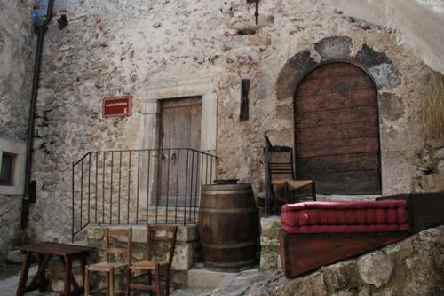 Среди гор абруццо находится поселок, имеющий название Santo Stefano di Sessanio, при этом высота его над уровнем моря равняется 1250 метров. 08