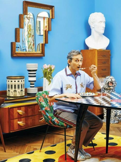 В Милане, за красной дверью Дома с Помадой, скрывается сюрреалистическая штаб-квартира Toiletpaper. 04