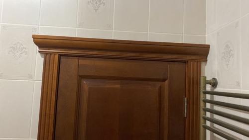 Межкомнатные деревянные двери из массива ольхи бенатти от производителя Форест в интерьере современного дома. 03