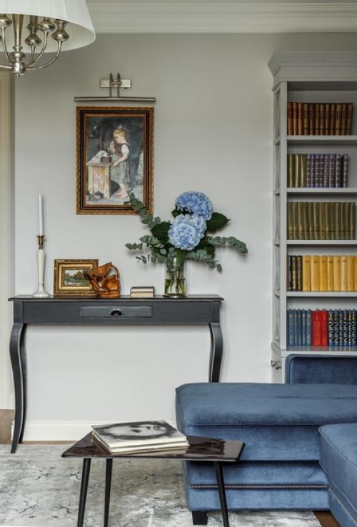 В этой квартире, которая расположена в зеленом московском районе, живет супружеская пара с тремя детьми. 01