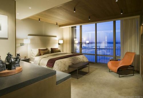 Потолок чаще всего оставляют белым и гладким, но ведь это не единственный вариант оформления. 04