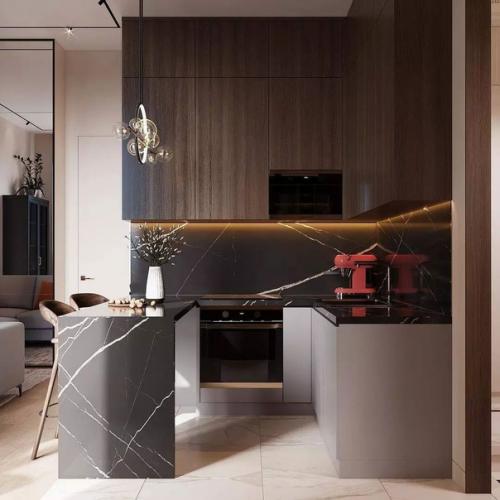 Чтобы создавалось ощущение широты и простора, помещение этой кухни - гостиной освободили от внутренних перегородок. 01