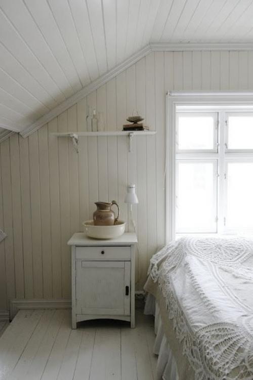 Интерьер маленькой мансарды целесообразно обустроить под спальню. 03