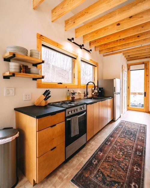 Компактный коттедж с террасами. 04