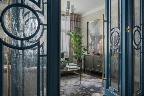 Заказчики этой квартиры - невероятно милая семейная пара с двумя взрослыми детьми. 04