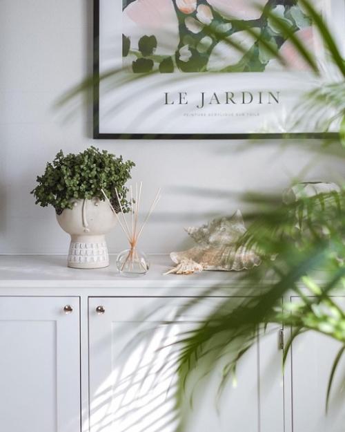 Дом в скандинавском стиле с винтажной мебелью и зелёными растениями. 06