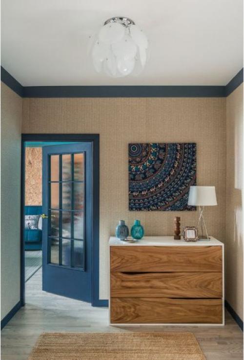 Двухкомнатная квартира со множеством деталей синего цвета и природными мотивами. 06