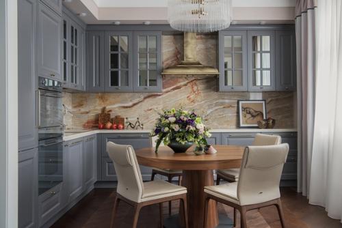 Заказчики этой квартиры - невероятно милая семейная пара с двумя взрослыми детьми. 02