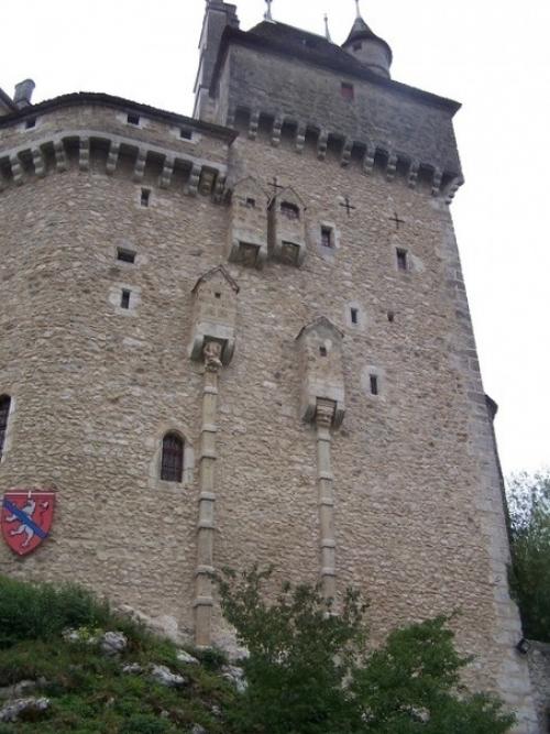 Для тех, кто не знал) туалет в крепости в средние века выглядел так. 01