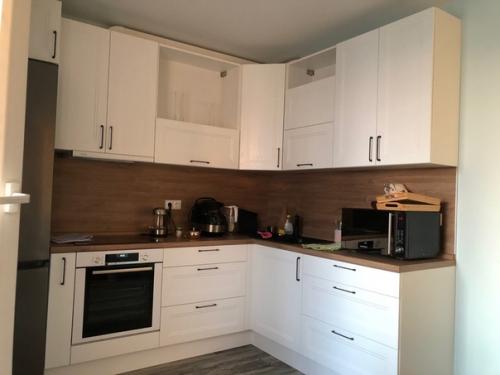 Как вам кухня) будем делать подоконник - столешницу для обеденного стола, посоветуйте цвет дерева) ну или другие варианты оформления.