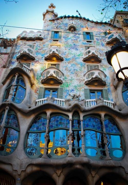 Дом бальо.  Дом бальо - знаменитое творение великого каталонского зодчего Антонио гауди. 06