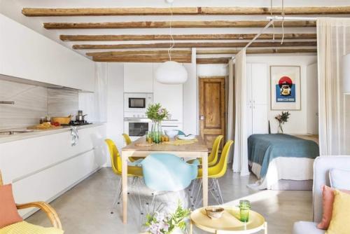 Квартира площадью всего 40 м 2 с балконом и где всё вместе: пространство без перегородок с кухней, гостиной и спальней, которое прекрасно работает. 03