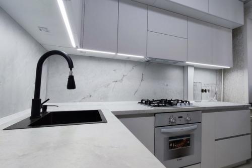 Уютная атмосфера вашего дома с белой кухней. 02