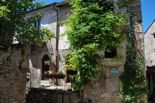 Среди гор абруццо находится поселок, имеющий название Santo Stefano di Sessanio, при этом высота его над уровнем моря равняется 1250 метров. 07